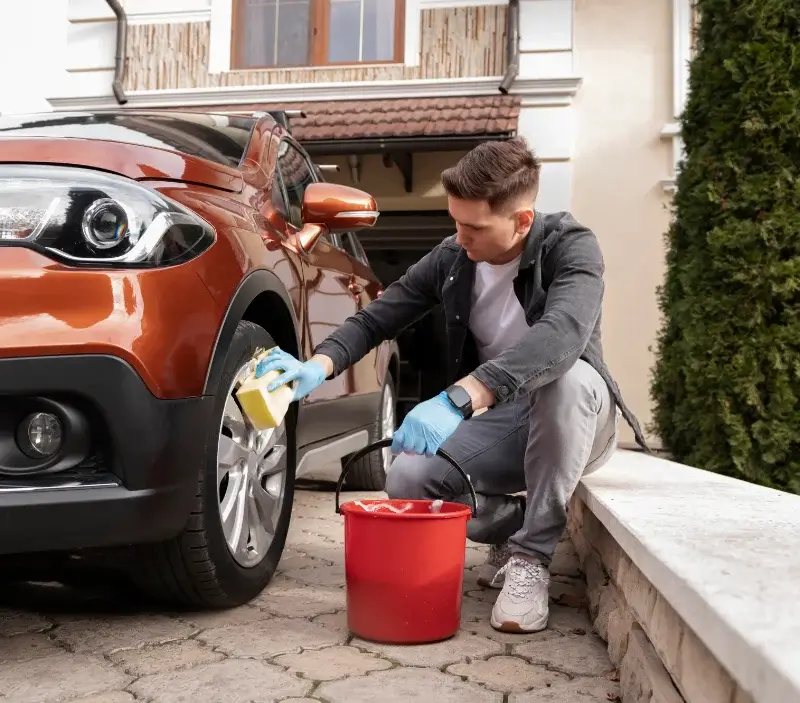 Lavage auto à domicile Péret : professionnel intervenant sur un véhicule